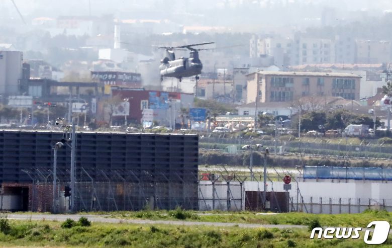 8일 오전 제주국제공항으로 남해지방해양경찰청 항공대 소속 헬기(S-92) 추락 사고로 골절상을 입은 기장 A경감(47)을 태운 공군헬기가 착륙하고 있다. 해경은 이날 오전 1시 32분쯤 제주 서귀포시 대정읍 마라도 남서쪽 약 370㎞ 해상에서 발생한 해경 헬기(S-92) 추락 사고로 2명이 사망하고, 1명이 실종돼 수색작업을 벌이고 있다. 2022.4.8/뉴스1 © News1 오현지 기자