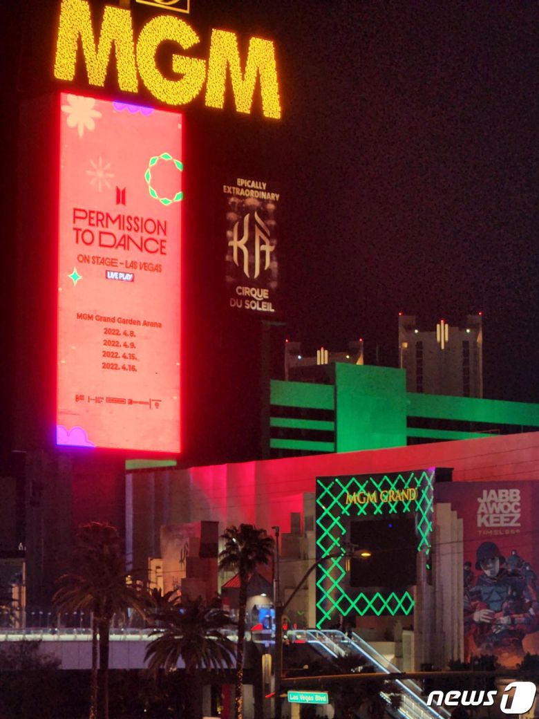 7일(현지시간) 미국 라스베이거스 밤거리에 내걸린 'BTS 퍼미션 투 댄스 온 스테이지-라스베이거스'(BTS PERMISSION TO DANCE ON STAGE - LAS VEGAS)의 홍보 전광판과 배너들 © 뉴스1 안태현 기자