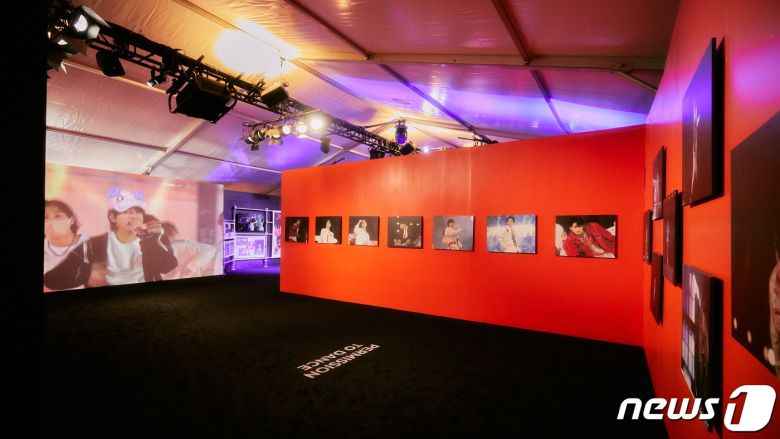 미국 라스베이거스에서 진행된 사진전 '비하인드 더 스테이지 : 퍼미션 투 댄스'(BEHIND THE STAGE : PERMISSION TO DANCE' / 사진제공=하이브 © 뉴스1