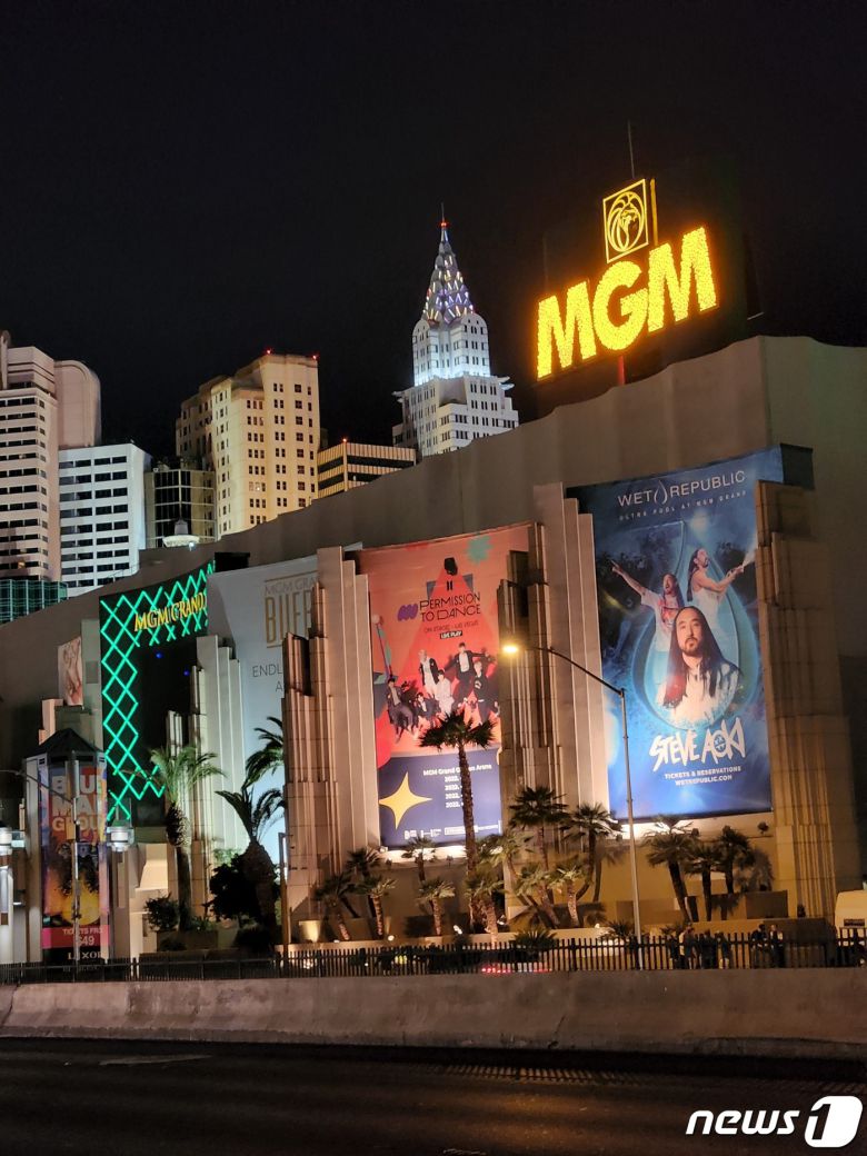 7일(현지시간) 미국 라스베이거스 밤거리에 내걸린 'BTS 퍼미션 투 댄스 온 스테이지-라스베이거스'(BTS PERMISSION TO DANCE ON STAGE - LAS VEGAS)의 홍보 배너 © 뉴스1 안태현 기자