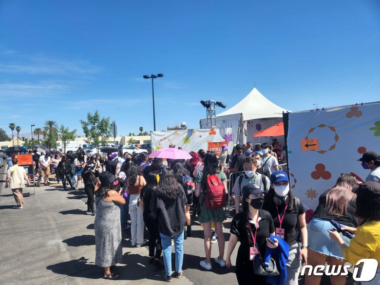 8일(현지시간) 미국 라스베이거스에서 진행된 방탄소년단의 '비하인드 더 스테이지 : 퍼미션 투 댄스'(BEHIND THE STAGE : PERMISSION TO DANCE) 전시회를 찾은 현지인들 © 뉴스1 안태현 기자