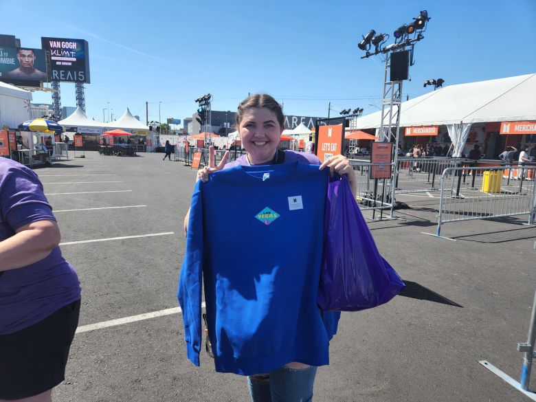 8일(현지시간) 미국 라스베이거스에서 진행되는 'BTS 팝-업 : 퍼미션 투 댄스 인 라스베이거스'(BTS POP-UP : PERMISSION TO DANCE in Las Vegas)를 찾은 한나(21) © 뉴스1 안태현 기자