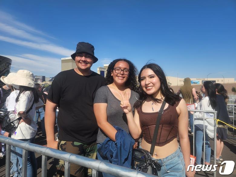 9일(현지시간) 방탄소년단의 공연을 보기 위해 미국 라스베이거스 얼리전트 스타디움을 찾은 타일러(19), 알렉산드라(17)와 친구 © 뉴스1