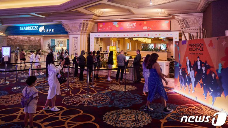 미국 라스베이거스서 진행 중인 'BTS 퍼미션 투 댄스 인 더 시티-라스베이거스'(BTS PERMISSION TO DANCE IN THE CITY-LAS VEGAS)' 속 '카페 인 더 시티'(CAFÉ IN THE CITY) / 사진제공=하이브 © 뉴스1
