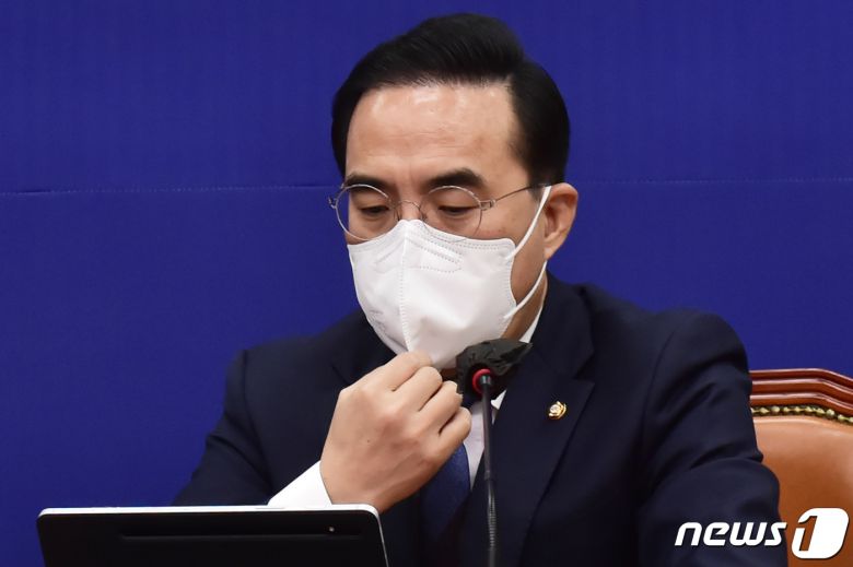박홍근 더불어민주당 원내대표가 11일 서울 여의도 국회에서 열린 비상대책위원회의에서 마스크를 고쳐 쓰고 있다. 2022.4.11/뉴스1 © News1 허경 기자