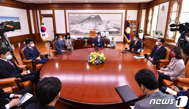 12일 오전 서울 여의도 국회에서 박병석 국회의장 주재로 열린 양당 원내대표 회동이 진행되고 있다. 2022.4.12/뉴스1 © News1 허경 기자