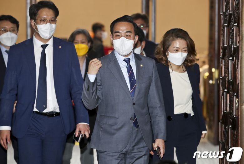 박홍근 더불어민주당 원내대표가 12일 오후 서울 여의도 국회에서 열린 더불어민주당 제83차 정책의원총회를 마친 후 회의장을 나서고 있다. 더불어민주당은 이날 열린 정책 의원총회에서 검찰•언론개혁 법안을 당론으로 추인했다. 민주당은 검찰의 수사권을 분리하고 기소권만 남기는 내용을 핵심으로 하는 형사소송법 및 검찰청법 개정안 등 관련 법안의 4월 임시국회 처리를 목표로 법안 논의에 착수할 방침이다. 2022.4.12/뉴스1 © News1 이재명 기자