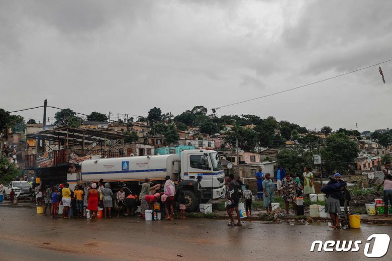 남아프리카공화국 더반에서 폭풍이 몰아쳐 홍수로 259명이 사망했다. © AFP=뉴스1 © News1 이서영 기자