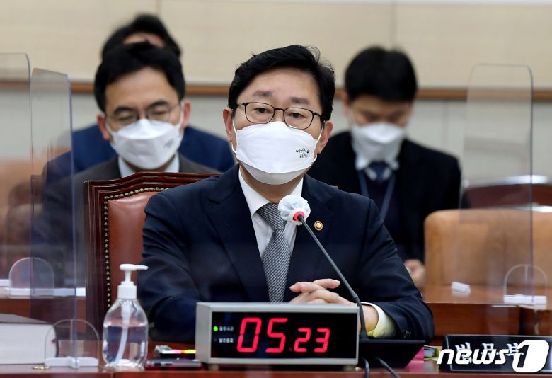 박범계 법무부 장관이 14일 오후 서울 여의도 국회에서 열린 법제사법위원회 전체회의에서 의원들의 현안 질의에 답하고 있다. 2022.4.14/뉴스1 © News1 이재명 기자