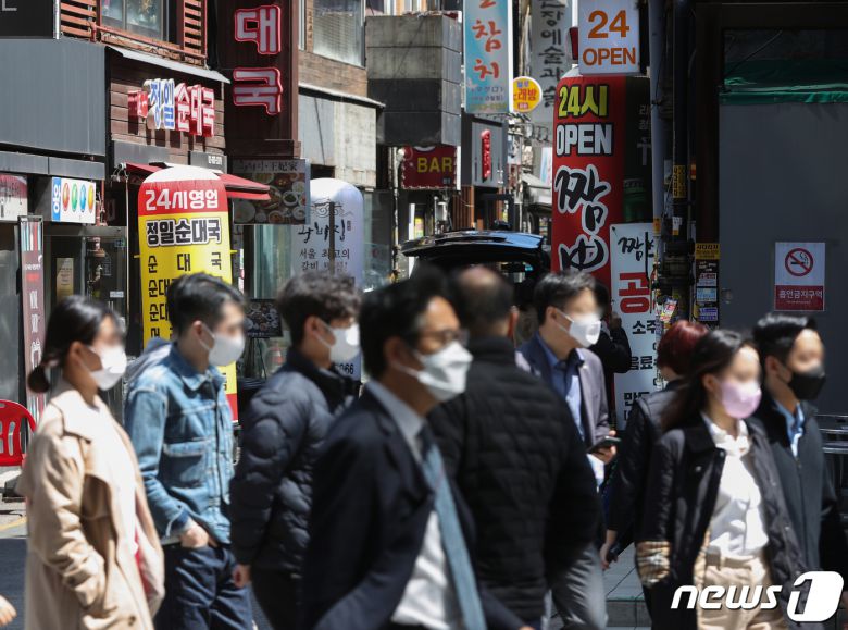 사회적 거리두기 개편 방안이 발표된 15일 서울 종로구 젊음의거리 식당가에 24시 영업을 알리는 간판이 설치되어 있다. 2022.4.15/뉴스1 © News1 신웅수 기자