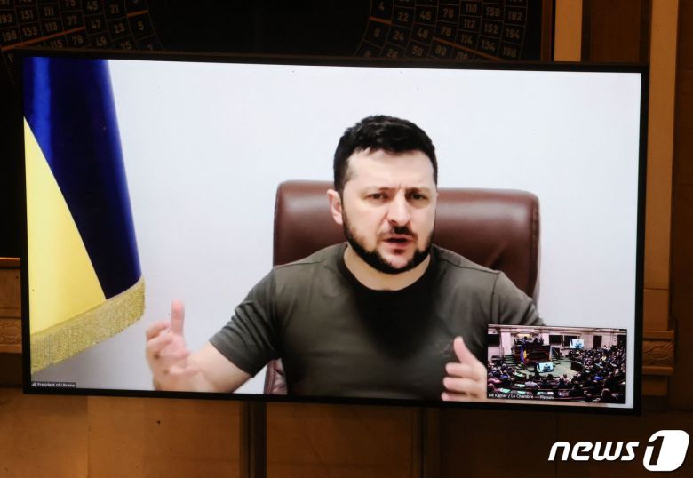 볼로디미르 젤렌스키 우크라이나 대통령이 3월31일 (현지시간) 벨기에 브뤼셀의 연방의회에서 가진 화상연설서 "러시아의 석유나 가스보다 평화가 훨씬 더 가치 있다＂면서 지원을 호소하고 있다. © AFP=뉴스1 © News1 우동명 기자