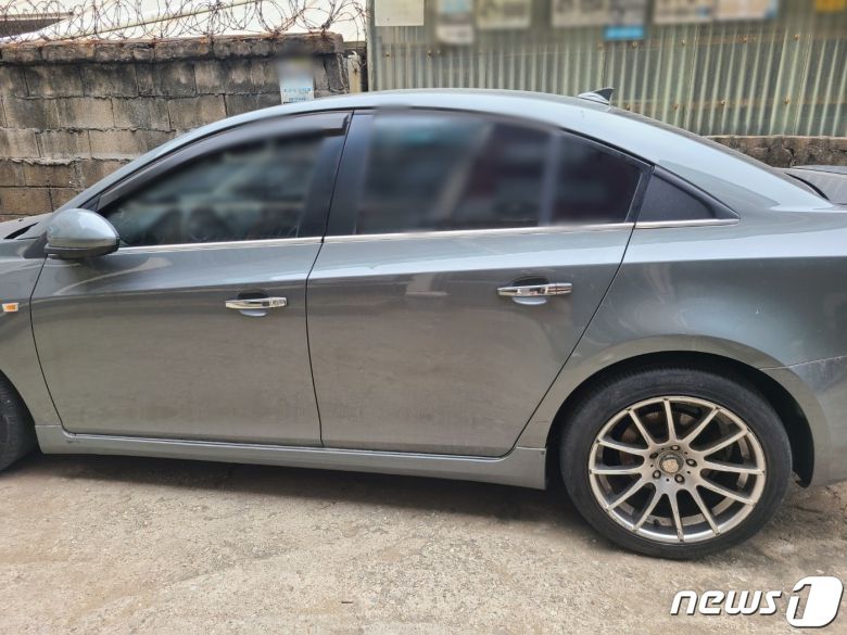 이은해가 도주 직전까지 살았던 인천의 한 빌라 앞. 빌라 정문 앞에는 이씨가 버리고 간 차량이 덩그러니 남겨져 있었다. 이 차량은 시정돼 있지 않은 상태였으며, 뒷좌석에는 캐리어 가방이 남겨져 있었다. 2022.4.15/뉴스1 © News1 박아론 기자