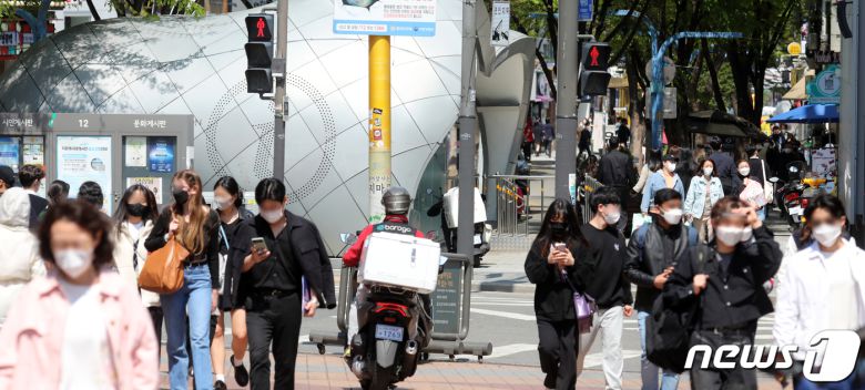 15일 서울 마포구 홍대거리에서 시민들이 이동하고 있다. 신종 코로나바이러스 감염증(코로나19)으로 인한 사회적 거리두기가 18일부터 전면 해제된다. 2020년 3월 거리두기가 도입된 이후 2년 1개월 만이다. 2022.4.15/뉴스1 © News1 김명섭 기자