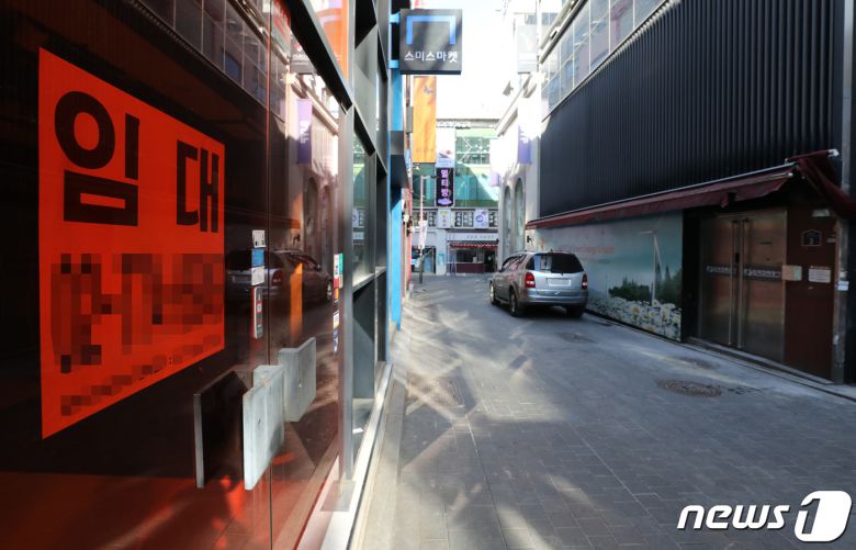 서울 명동거리의 한 매장에 임대 안내문이 붙어있다. 2022.1.14/뉴스1 © News1 박세연 기자