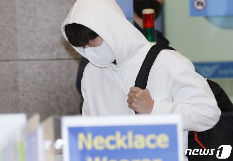 배우 김선호가 영화 ‘슬픈 열대’ 태국 촬영을 마치고 18일 오전 인천국제공항을 통해 입국하고 있다. © News1 권현진 기자