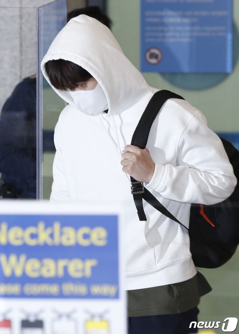 배우 김선호가 18일 오전 인천국제공항을 통해 귀국하고 있다. (© News1 권현진 기자