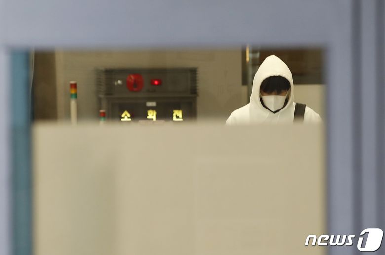 배우 김선호가 영화 ‘슬픈 열대’ 태국 촬영을 마치고 18일 오전 인천국제공항을 통해 입국하고 있다. © News1 권현진 기자