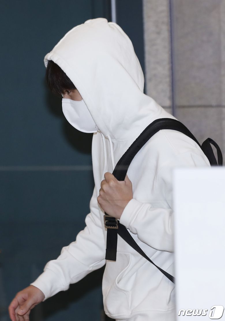 배우 김선호가 영화 ‘슬픈 열대’ 태국 촬영을 마치고 18일 오전 인천국제공항을 통해 귀국하고 있다. © News1 권현진 기자