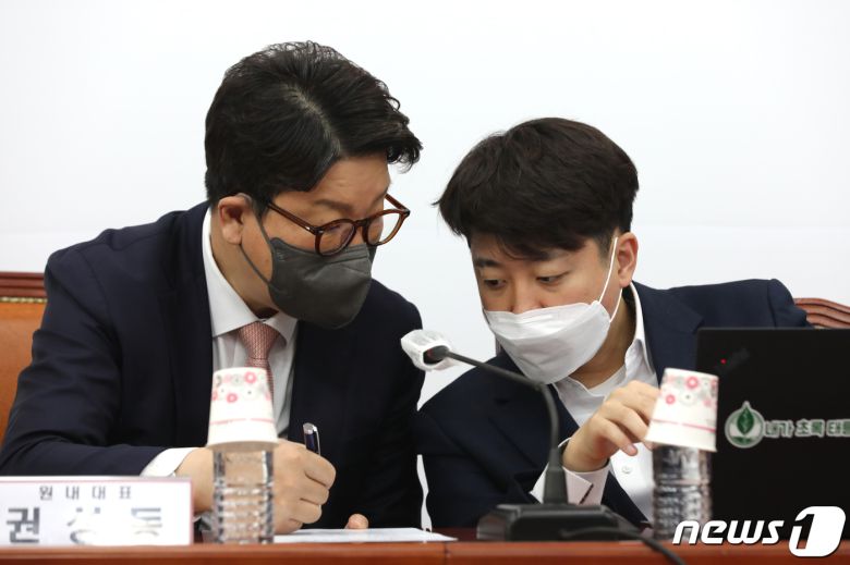 이준석 국민의힘 대표(오른쪽)와 권성동 원내대표가 18일 서울 여의도 국회에서 열린 최고위원회의에서 대화를 나누고 있다. (공동취재)2022.4.18/뉴스1 © News1 허경 기자