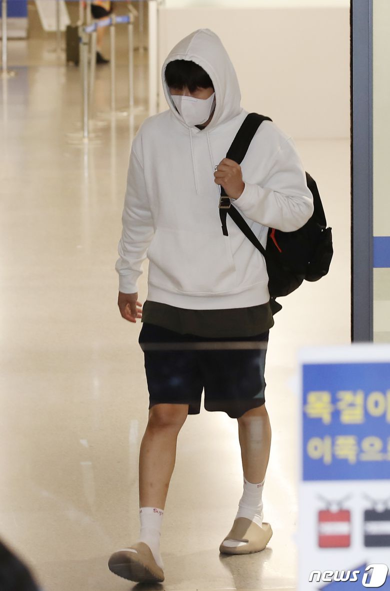 배우 김선호가 18일 오전 인천국제공항을 통해 귀국하고 있다. © News1 권현진 기자