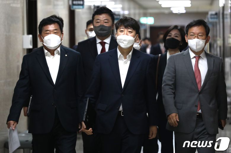 이준석 국민의힘 대표(가운데)가 18일 서울 여의도 국회에서 열린 최고위원회의에 참석하고 있다. (공동취재)2022.4.18/뉴스1 © News1 허경 기자