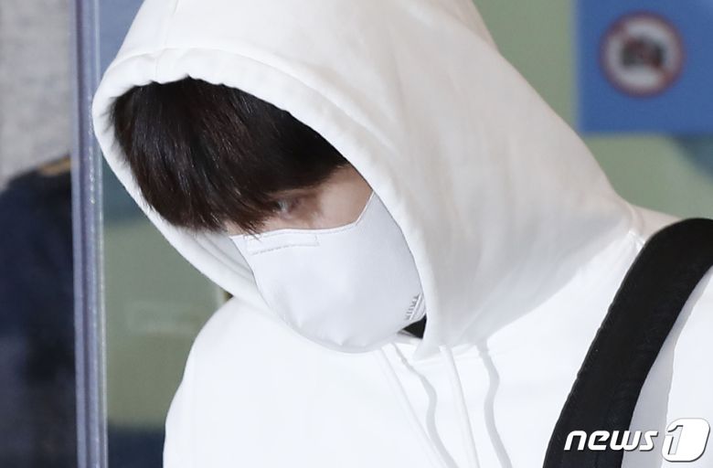 영화 ‘슬픈 열대’ 태국 촬영을 마친 배우 김선호가 18일 오전 인천국제공항을 통해 귀국하고 있다.  © News1 권현진 기자