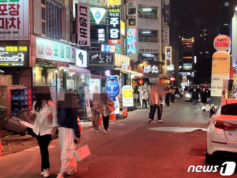 거리두기가 해제된 첫날인 18일 대전 서구 둔산동 번화가는 비교적 한적한 모습을 보였다. © 뉴스1 임용우 기자