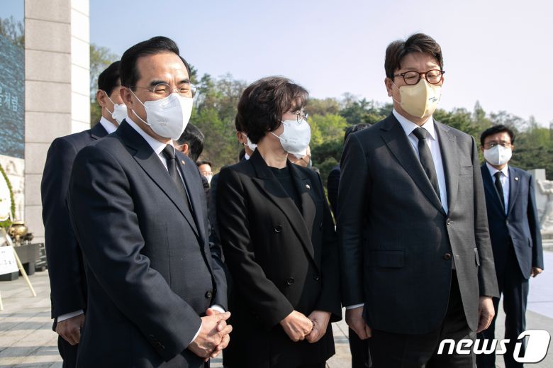 박홍근 더불어민주당 원내대표(왼쪽부터)와 김상희 국회부의장, 권성동 국민의힘 원내대표가 19일 서울 강북구 국립 4·19 민주묘지에서 사월 학생 혁명 기념탑 분향 후 방명록을 작성하는 박병석 국회의장을 기다리고 있다. 2022.4.19/뉴스1 © News1 국회사진취재단