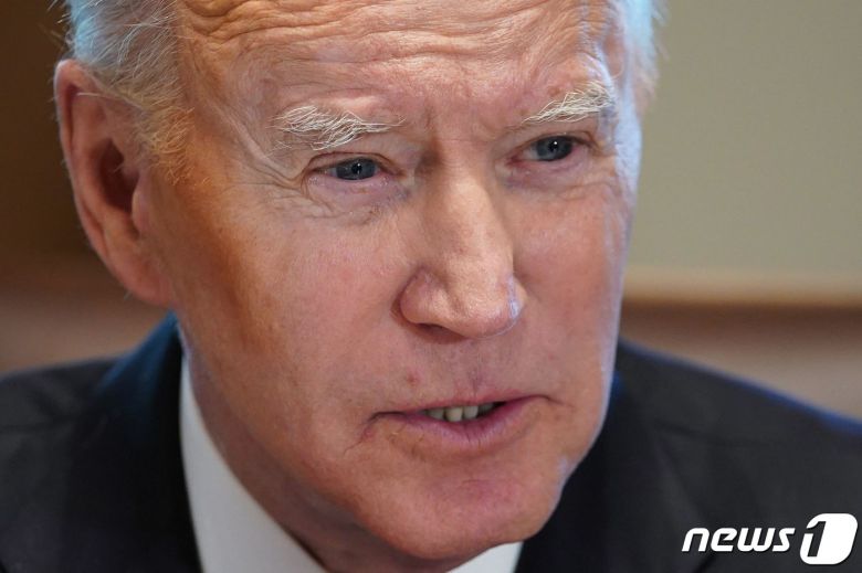 조 바이든 미국 대통령이 20일(현지시간) 워싱턴 백악관에서 로이드 오스틴 국방장관, 마크 밀리 합참의장 등 군 수뇌부와 회동서 발언을 하고 있다. © AFP=뉴스1 © News1 우동명 기자