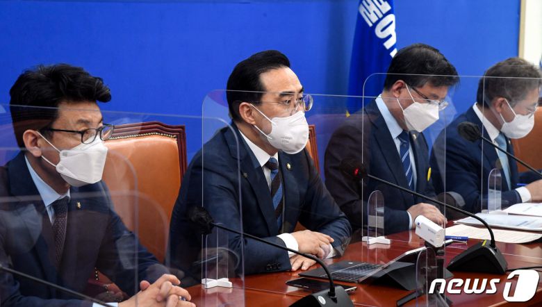 박홍근 더불어민주당 원내대표가 21일 서울 여의도 국회에서 열린 정책조정회의에서 발언하고 있다. 박 원내대표는 "검찰의 수사·기소권 분리를 통한 검찰 정상화를 4월 국회에서 반드시 처리하겠다＂라며 박병석 국회의장에게 ＂22일 국회 본회의를 소집해달라＂고 요청했다. (공동취재) 2022.4.21/뉴스1 © News1 유승관 기자