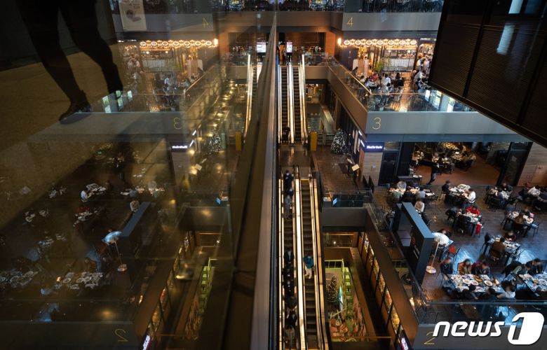 코로나19 사회적 거리두기 강화 당시 서울 시내의 한 식당가 2021.12.3/뉴스1 © News1 이재명 기자