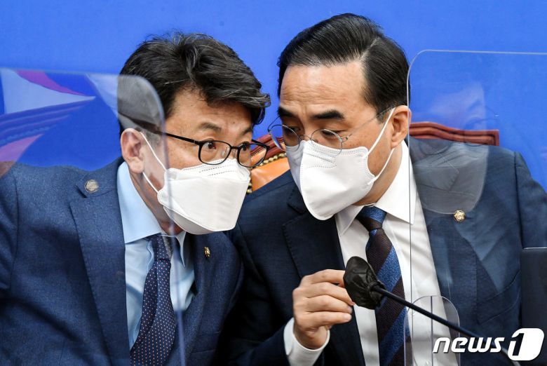 박홍근 더불어민주당 원내대표(오른쪽)과 진성준 원내수석부대표가 21일 서울 여의도 국회에서 열린 정책조정회의에서 대화하고 있다. 박 원내대표는 "검찰의 수사·기소권 분리를 통한 검찰 정상화를 4월 국회에서 반드시 처리하겠다＂라며 박병석 국회의장에게 ＂22일 국회 본회의를 소집해달라＂고 요청했다. (공동취재) 2022.4.21/뉴스1 © News1 유승관 기자