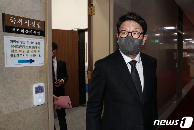 권성동 국민의힘 원내대표가 25일 오전 박병석 국회의장을 만난 후 의장실을 나서고 있다. (공동취재) 2022.4.25/뉴스1 © News1 유승관 기자