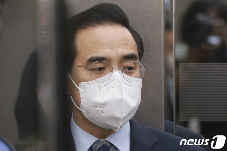 박홍근 더불어민주당 원내대표가 25일 오후 서울 여의도 국회에서 검수완박과 관련해 박병석 국회의장과 면담을 마치고 이동하고 있다. (공동취재) 2022.4.25/뉴스1 © News1 이재명 기자