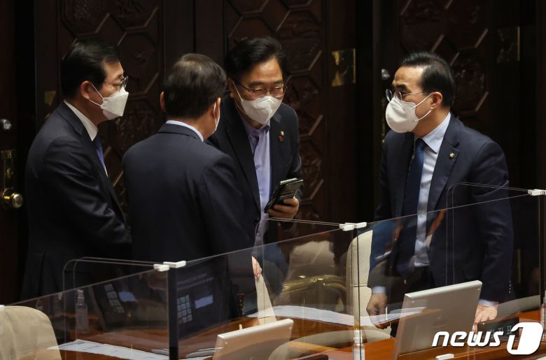 박홍근 더불어민주당 원내대표(오른쪽 첫번쨰)가 27일 서울 여의도 국회에서 열린 검찰의 수사·기소권 분리(검수완박) 법안 처리를 위한 본회의에 참석해 의원들과 대화하고 있다. (공동취재) 2022.4.27/뉴스1 © News1 유승관 기자