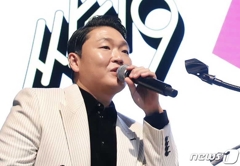 가수 싸이(PSY)가 29일 오후 서울 영등포구 여의도 페어몬트 앰배서더 서울에서 가진 정규 9집 '싸다9' 청음회에서 수록곡 소개를 하고 있다. 2022.4.29/뉴스1 © News1 권현진 기자
