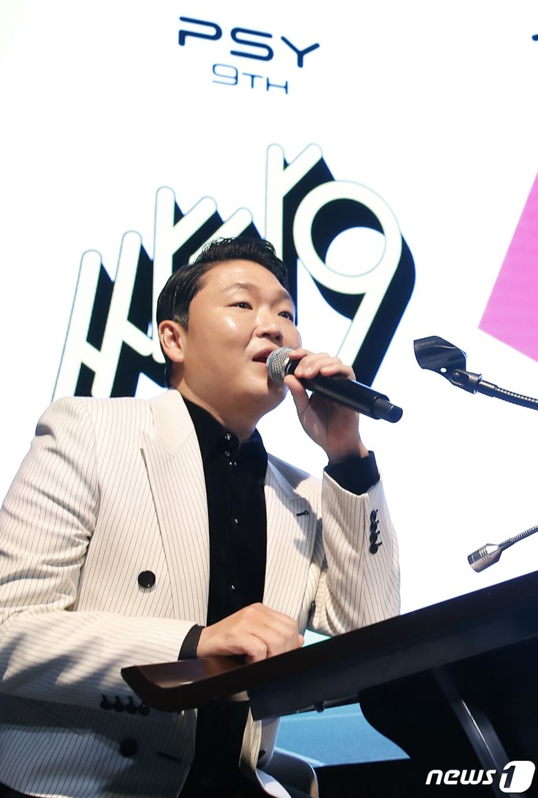 가수 싸이(PSY)가 29일 오후 서울 영등포구 여의도 페어몬트 앰배서더 서울에서 가진 정규 9집 '싸다9' 청음회에서 방탄소년단(BTS) 슈가와 콜라보 한 타이틀 곡 '댓 댓(That That)'을 소개하고 있다. 2022.4.29/뉴스1 © News1 권현진 기자