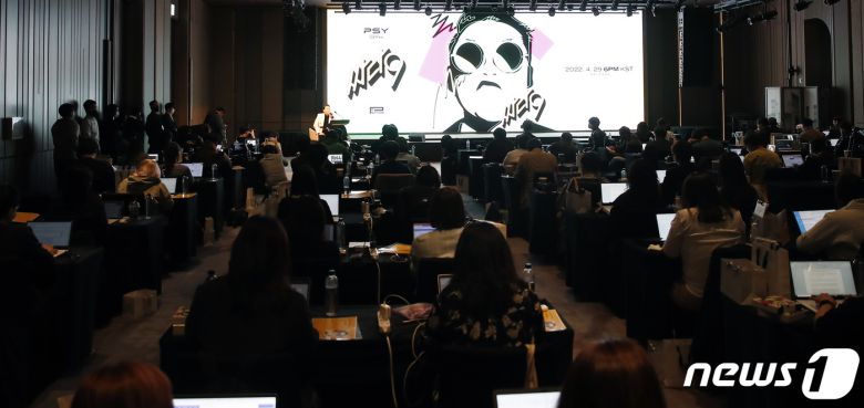 가수 싸이(PSY)가 29일 오후 서울 영등포구 여의도 페어몬트 앰배서더 서울에서 가진 정규 9집 '싸다9' 청음회에서 수록곡 소개를 하고 있다. 2022.4.29/뉴스1 © News1 권현진 기자