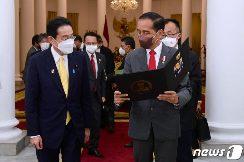 기시다 후미오 일본 총리(좌)와 조코 위도도 인도네시아 대통령이 29일(현지시간) 인도네시아 보르고에 위치한 대통령궁에서 회담을 가졌다. © 로이터=뉴스1 © News1 정윤영 기자