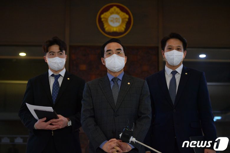 박홍근 더불어민주당 원내대표(가운데)가 1일 서울 여의도 국회에서 열린 제396회 국회(임시회) 제1차 본회의가 산회된 후 브리핑을 하고 있다. (공동취재) 2022.5.1/뉴스1 © News1 이재명 기자