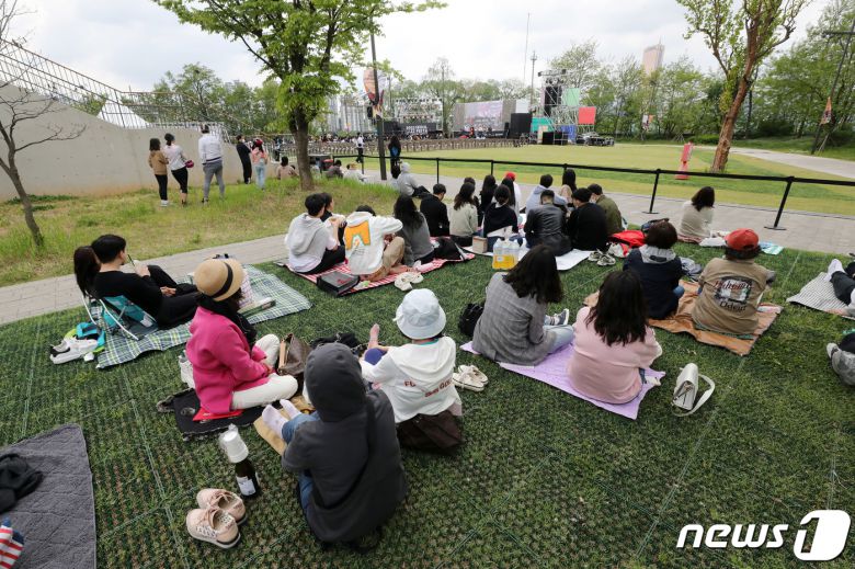 30일 오후 서울 노들섬 야외공연장에서 열린 2022 서울재즈페스타를 찾은 시민들이 재즈 공연을 즐기고 있다. 이번 뮤직페스티벌은 노들섬 라이브하우스와 야외공연장에서 5월1일까지 계속된다. 2022.4.30/뉴스1 © News1 박세연 기자