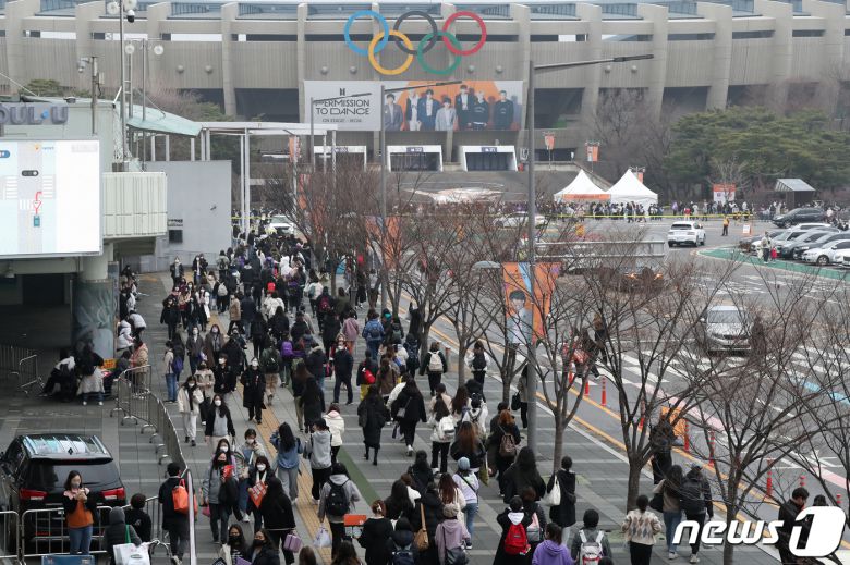 13일 오후 서울 송파구 잠실주경기장에서 열리는 그룹 '방탄소년단'(BTS)의 'BTS 퍼미션 투 댄스 온 스테이지 - 서울(PERMISSION TO DANCE ON STAGE - SEOUL)' 공연 시작을 앞두고 팬들이 콘서트장으로 입장하고 있다. 2022.3.13/뉴스1 © News1 민경석 기자
