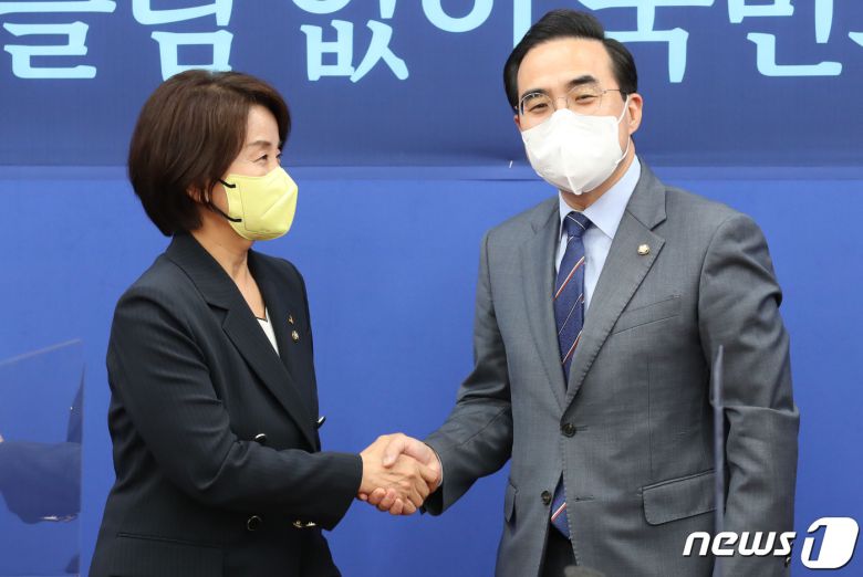 이은주 정의당 신임 원내대표(왼쪽)는 4일 박홍근 더불어민주당 원내대표를 예방했다. © News1 DB
