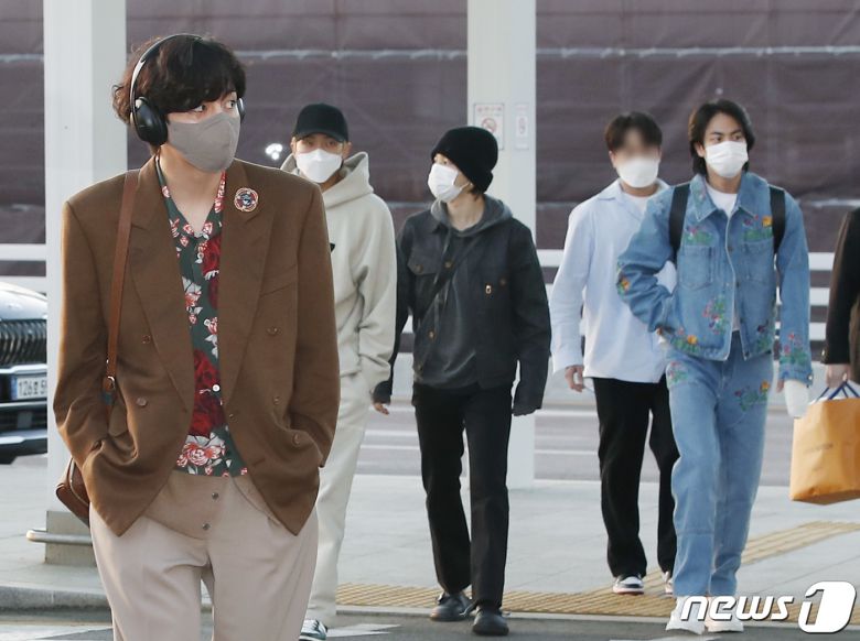 방탄소년단(BTS) 뷔(왼쪽부터), RM, 지민, 진이 미국 일정차 28일 오후 인천국제공항을 통해 라스베이거스로 출국하고 있다. 2022.3.28/뉴스1 © News1 권현진 기자