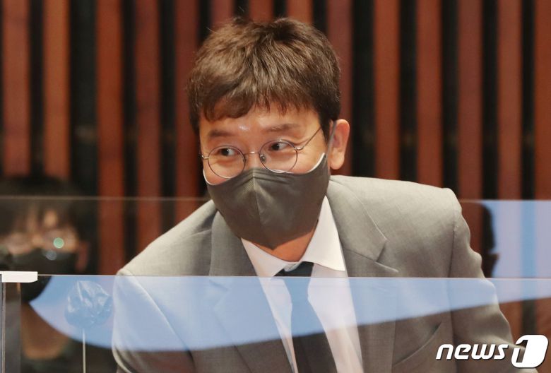 김웅 국민의힘 의원이 30일 서울 여의도 국회에서 열린 의원총회에 참석하고 있다. (공동취재) 2022.4.30/뉴스1 © News1 이재명 기자