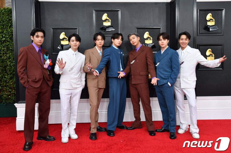 방탄소년단(BTS)이 3일 미국 라스베이거스 MGM 그랜드 가든 아레나에서 열린 제64회 그래미 어워드에 도착하고 있다. (Photo by ANGELA WEISS / AFP) © AFP=뉴스1