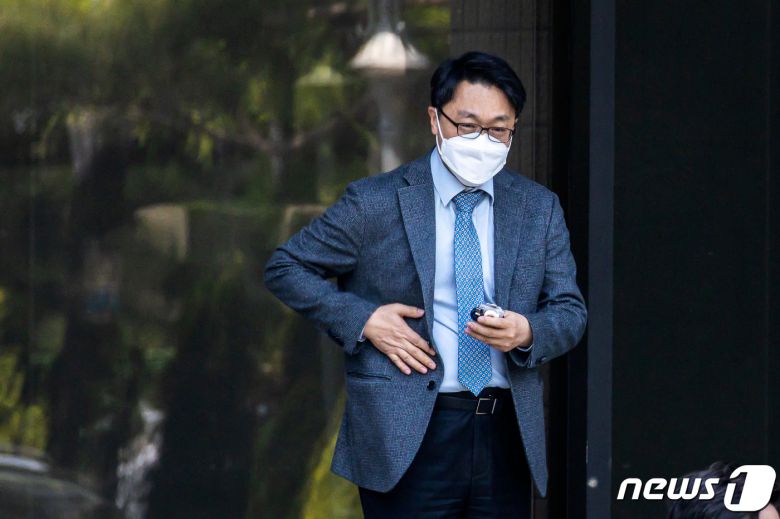 김진욱 고위공직자범죄수사처장이 4일 경기 정부과천청사에서 점심식사를 위해 이동하고 있다. 공수처는 이날 '고발사주' 의혹 수사결과를 발표하고 손준성 대구고검 인권보호관을 불구속 기소하고 윤석열 대통령 당선인과 한동훈 법무부 장관 후보자 등을 무혐의 처분했다. (공동취재) 2022.5.4/뉴스1 © News1 유승관 기자