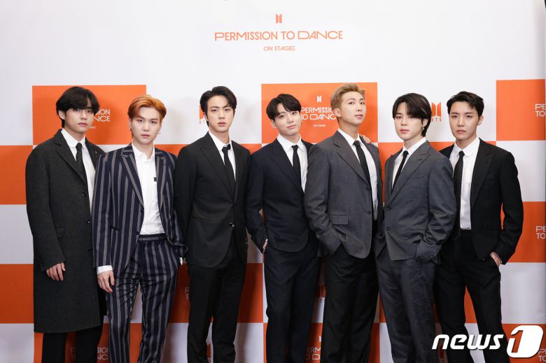 그룹 방탄소년단이 28일(현지시간) 미국 로스앤젤레스 소파이 스타디움에서 열린 'BTS 퍼미션 투 댄스 온 스테이지 - LA'(BTS PERMISSION TO DANCE ON STAGE - LA) 공연 전 기자간담회에서 포즈를 취하고 있다. (빅히트뮤직 제공) 2021.11.29/뉴스1