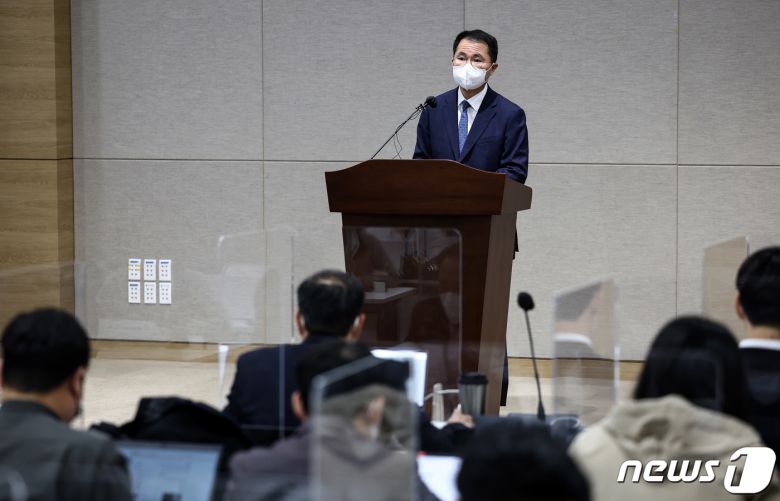 여운국 고위공직자범죄수사처(공수처) 차장이 4일 경기 정부과천청사 공수처에서 대검 수사정보정책관 선거개입사건, 일명 '고발사주' 의혹 수사결과 브리핑을 하고 있다. (공동취재) 2022.5.4/뉴스1 © News1 유승관 기자