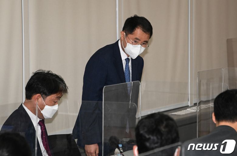 여운국 고위공직자범죄수사처(공수처) 차장이 4일 경기 정부과천청사 공수처에서 대검 수사정보정책관 선거개입사건, 일명 '고발사주' 의혹 수사결과 브리핑에 앞서 취재진들에게 인사하고 있다. (공동취재) 2022.5.4/뉴스1 © News1 유승관 기자